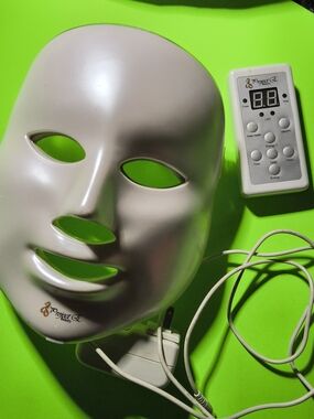 Project E. LED Light Therapy Facial Mask - Pearl White